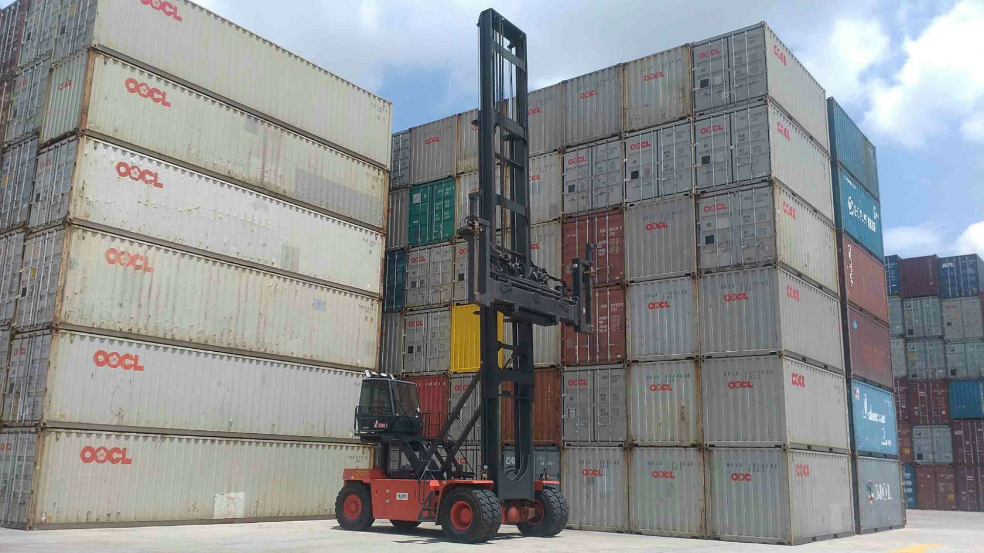 9トン空コンテナハンドラー 9 Ton Empty Container Handler