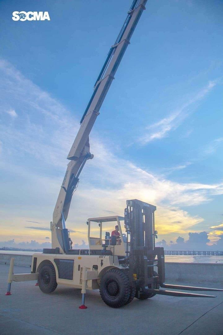 heavy duty forklift crane 30 ton 03