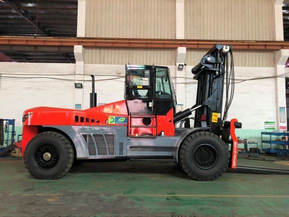 25 Ton Heavy Forklift Truck New Style Color Red