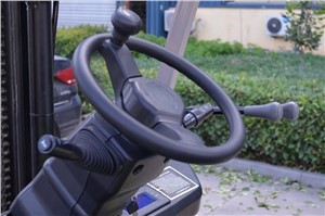 キャビン付き1.8トン電動フォークリフト